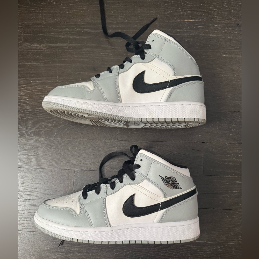 Boys jordan 1 mid “light smoke grey” 5.5